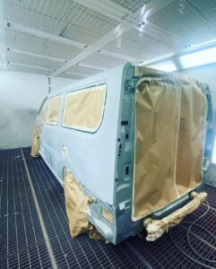 Przygotowanie samochodu przed lakierowaniem. Oklejanie elementów.