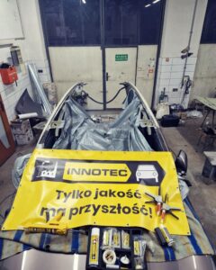 Materiały Innotec przygotowane do wklejenia nowego poszycia dachu Honda CR-V
