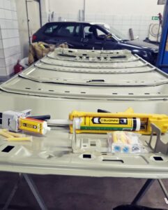 Kleje Innotec przygotowane do montażu nowego poszycia dachu Honda CR-V