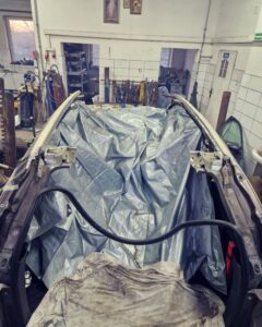 Honda CR-V podczas demontażu starego poszycia dachu