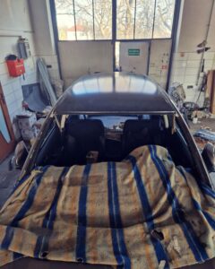 Honda CR-V przygotowana do montażu nowego poszycia dachu