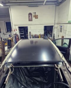 Nowe poszycie dachu Honda CR-V po montażu przed lakierowaniem