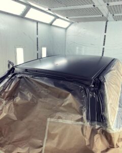 Lakierowanie nowego poszycia dachu Honda CR-V w kabinie lakierniczej