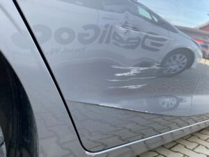 Zarysowanie i wgniecenie drzwi Hyundai i20 przed naprawą lakierniczą