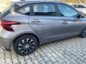 Hyundai i20 z uszkodzonymi drzwiami przed naprawą blacharsko-lakierniczą