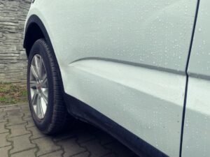 Wgniecenie drzwi w Jaguar F-Pace przed naprawą blacharską metodą spotter