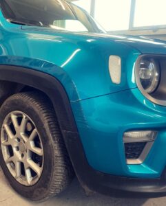 Jeep Renegade z uszkodzonym przednim błotnikiem przed naprawą lakierniczą