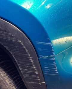 Zarysowania lakieru na przednim błotniku Jeep Renegade przed naprawą