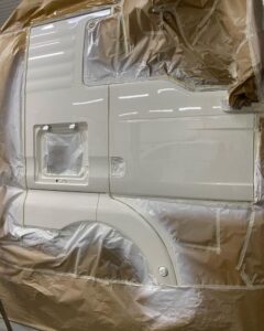 Lakierowanie kabiny ciężarówki MAN TGX w kabinie lakierniczej