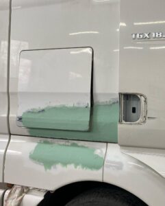 Naprawa blacharska kabiny ciężarówki MAN TGX przed lakierowaniem