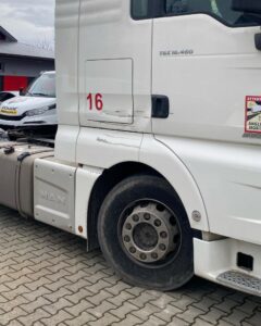 Uszkodzona kabina ciężarówki MAN TGX przed naprawą blacharsko lakierniczą