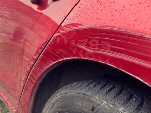 Otarcie i uszkodzony lakier na tylnym błotniku Mazda 3 przed naprawą lakierniczą