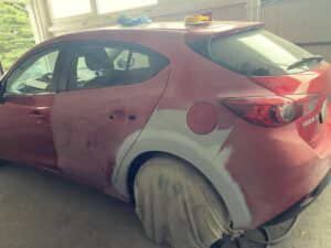 Mazda 3 w trakcie naprawy blacharskiej i przygotowania elementów do lakierowania