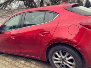Mazda 3 z uszkodzonym tylnym błotnikiem i drzwiami przed naprawą blacharsko-lakierniczą