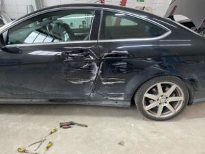 Mercedes C-klasa W204 Coupé z uszkodzonymi drzwiami i tylnym błotnikiem przed naprawą blacharsko-lakierniczą