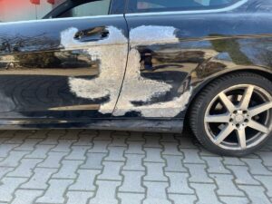 Mercedes C-klasa W204 Coupé w trakcie naprawy blacharskiej i przygotowania drzwi do lakierowania