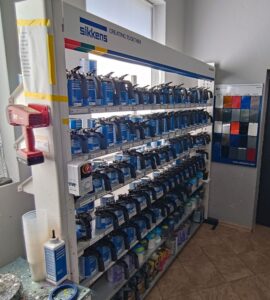 Mieszalnik lakierów Sikkens i spektrofotometr do precyzyjnego doboru koloru lakieru samochodowego